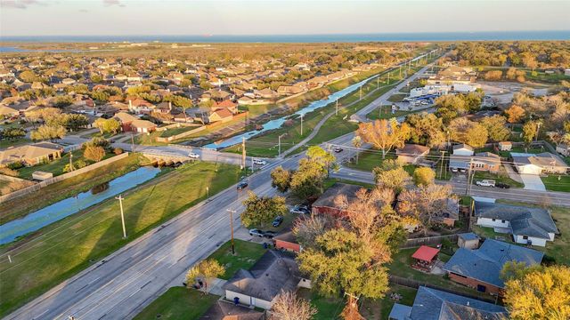 915 25th Avenue N, Texas City, TX 77590