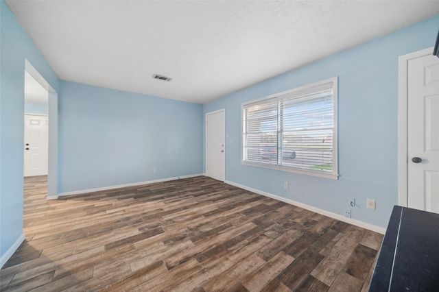 915 25th Avenue N, Texas City, TX 77590
