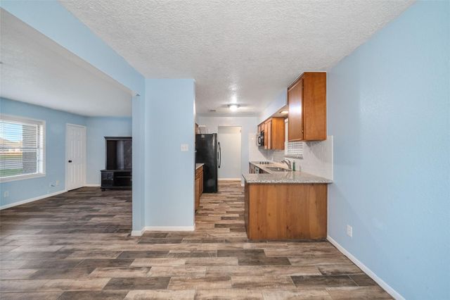 915 25th Avenue N, Texas City, TX 77590