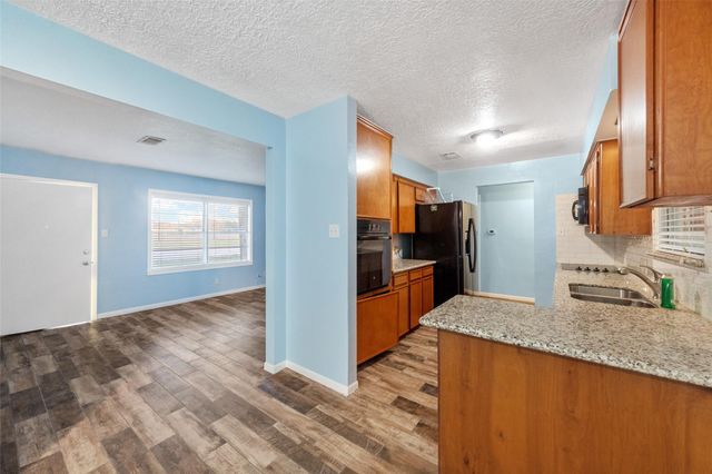 915 25th Avenue N, Texas City, TX 77590