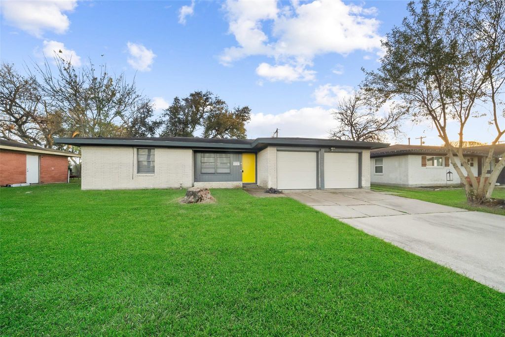 915 25th Avenue N, Texas City, TX 77590