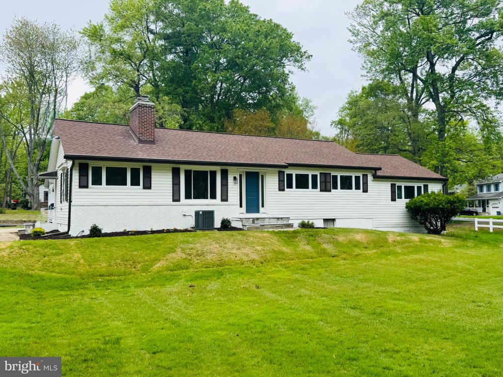 Image 1 of property listing at 420 EDGEMERE DR, Annapolis, MD 21403