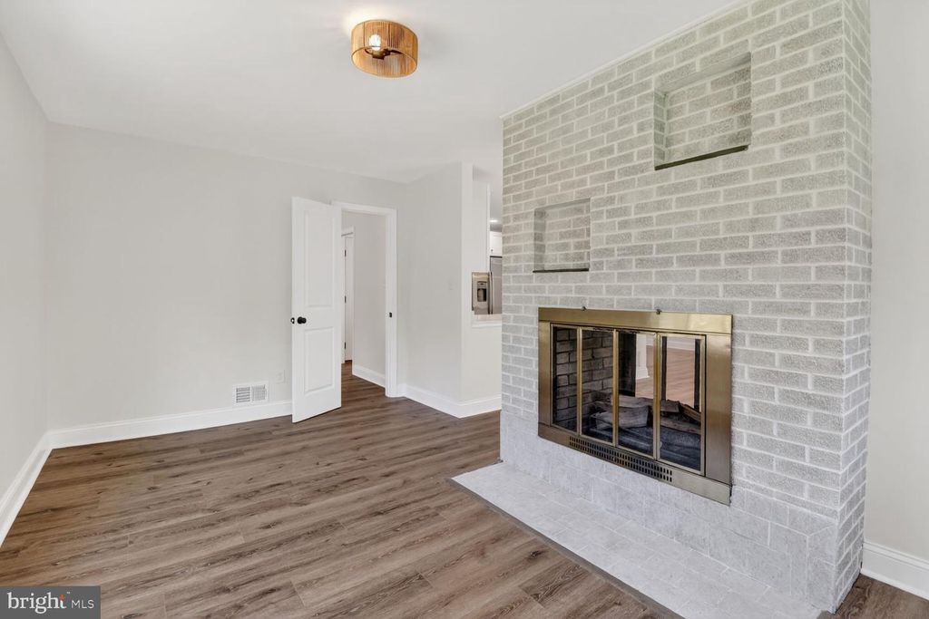 Image 10 of property listing at 420 EDGEMERE DR, Annapolis, MD 21403