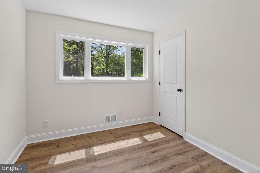 Image 12 of property listing at 420 EDGEMERE DR, Annapolis, MD 21403