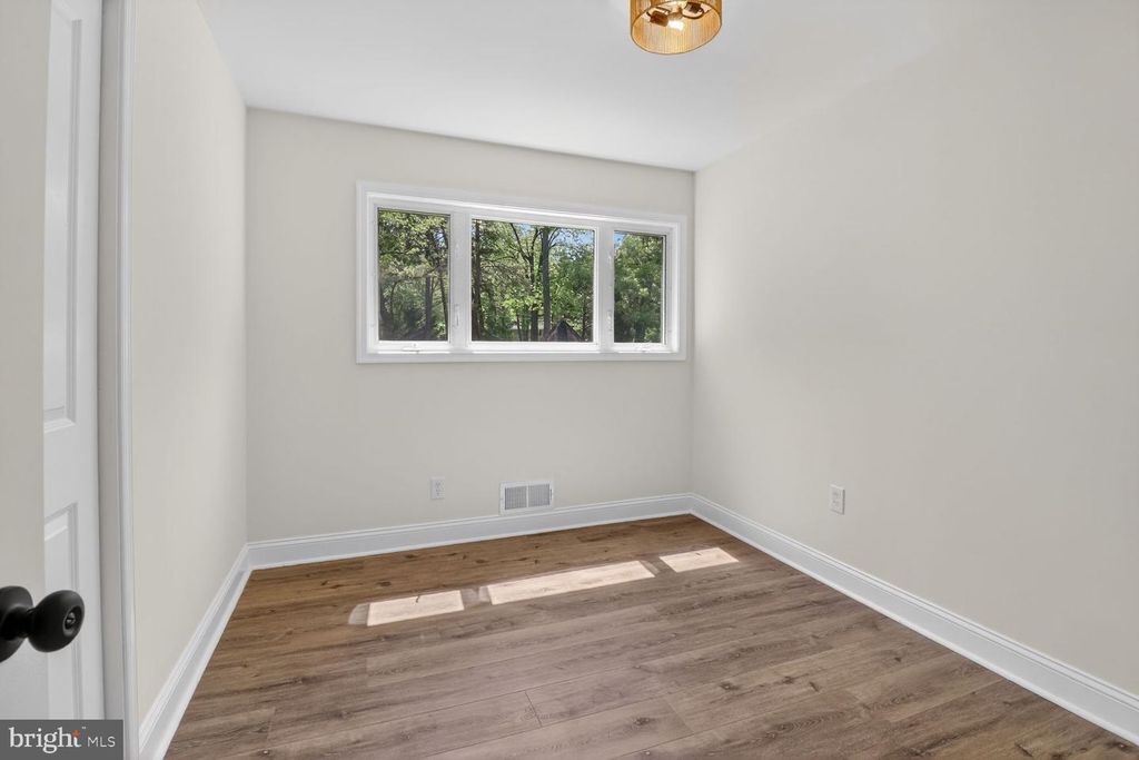 Image 14 of property listing at 420 EDGEMERE DR, Annapolis, MD 21403