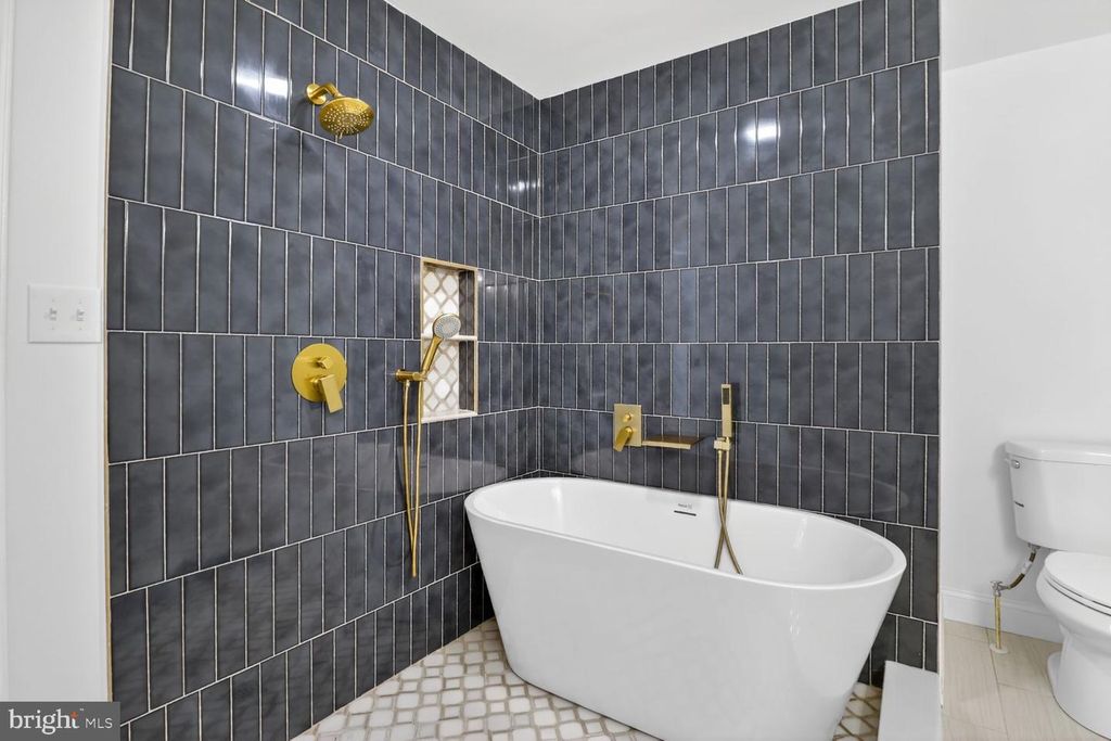Image 18 of property listing at 420 EDGEMERE DR, Annapolis, MD 21403