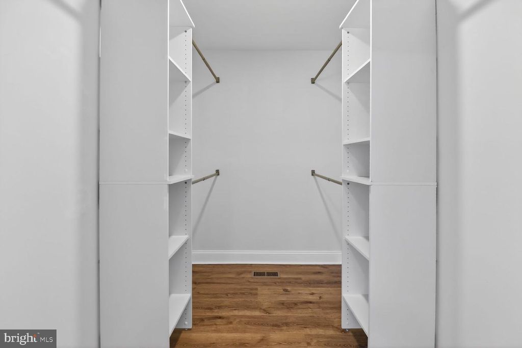 Image 19 of property listing at 420 EDGEMERE DR, Annapolis, MD 21403