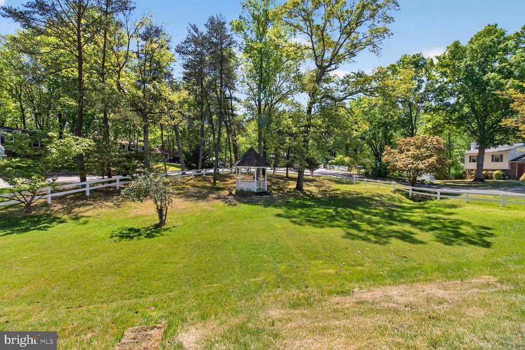 Image 2 of property listing at 420 EDGEMERE DR, Annapolis, MD 21403
