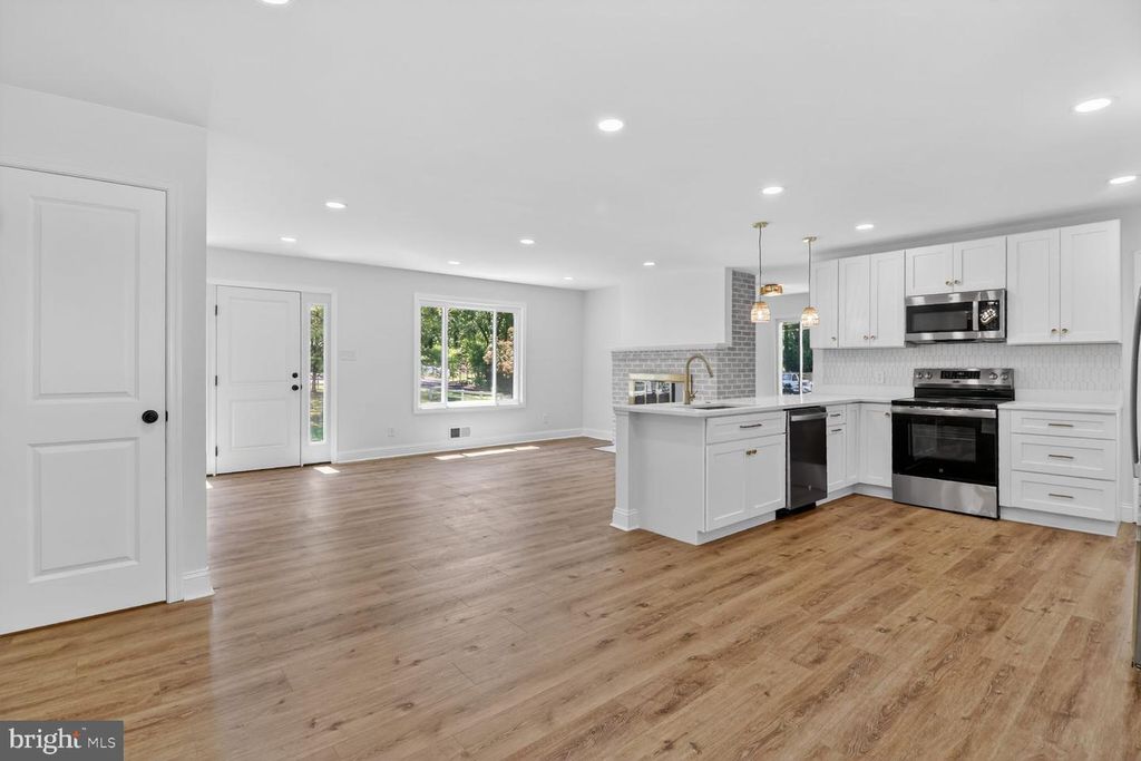 Image 3 of property listing at 420 EDGEMERE DR, Annapolis, MD 21403