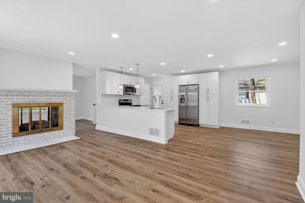 Image 4 of property listing at 420 EDGEMERE DR, Annapolis, MD 21403