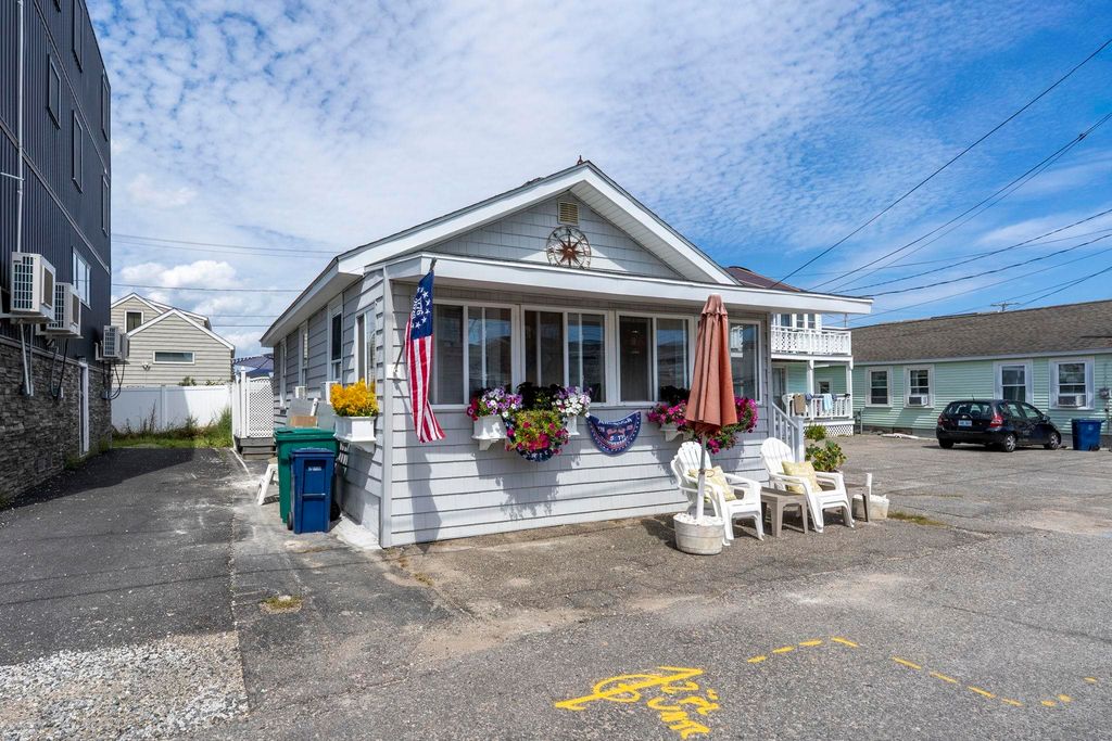 Image 2 of property listing at 14 Manchester St Unit 1, Hampton, NH 03842