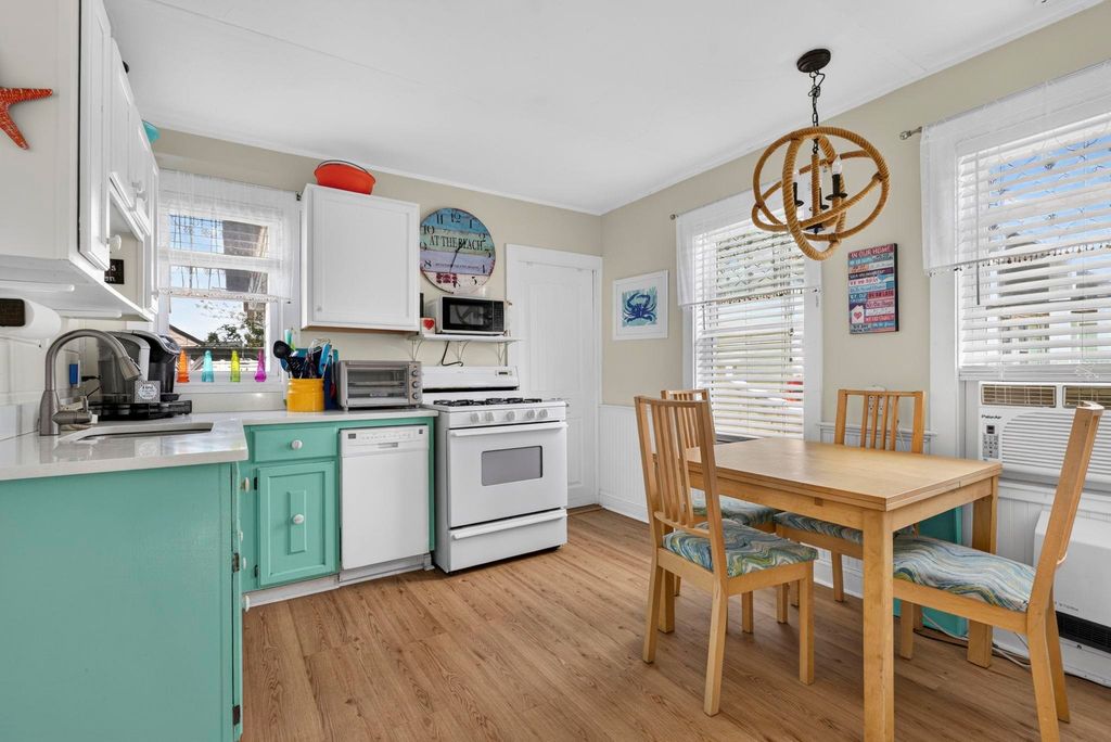 Image 18 of property listing at 14 Manchester St Unit 1, Hampton, NH 03842