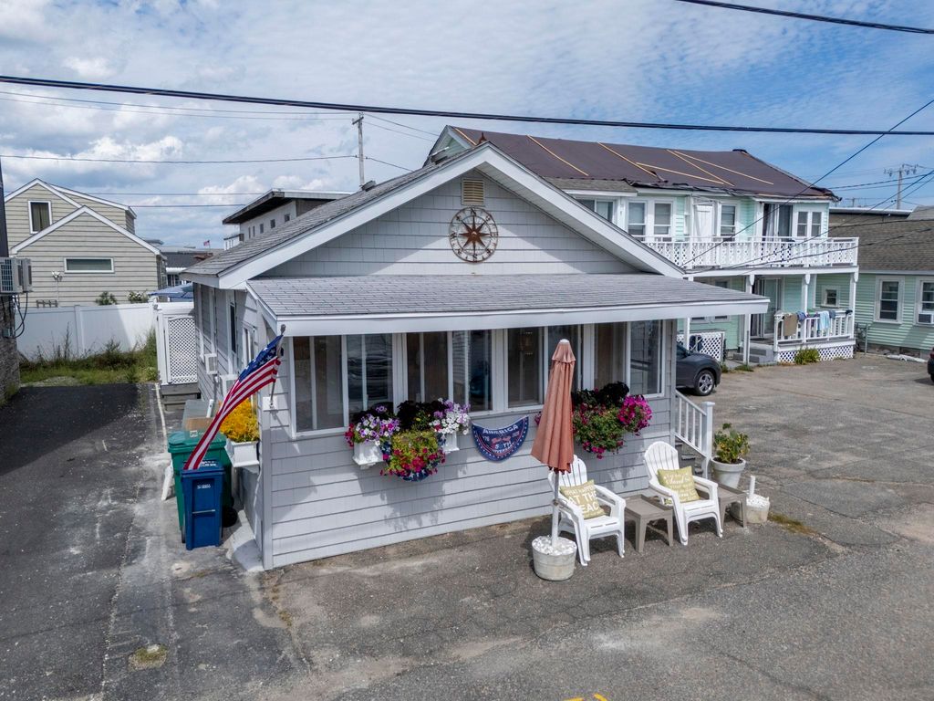 Image 3 of property listing at 14 Manchester St Unit 1, Hampton, NH 03842