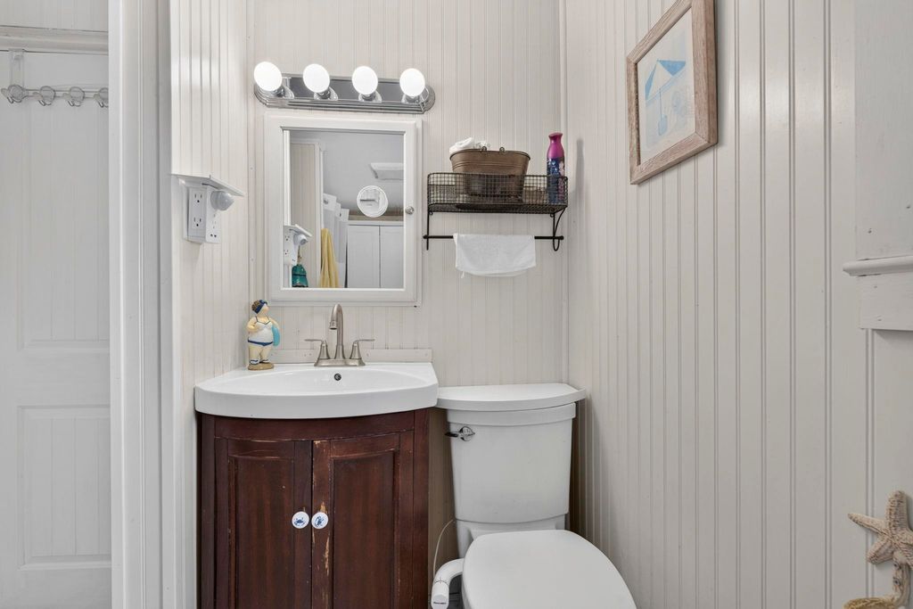 Image 21 of property listing at 14 Manchester St Unit 1, Hampton, NH 03842