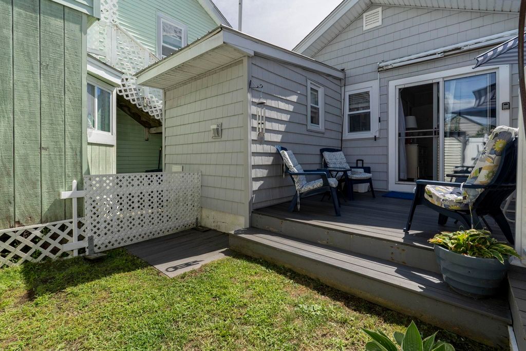 Image 27 of property listing at 14 Manchester St Unit 1, Hampton, NH 03842