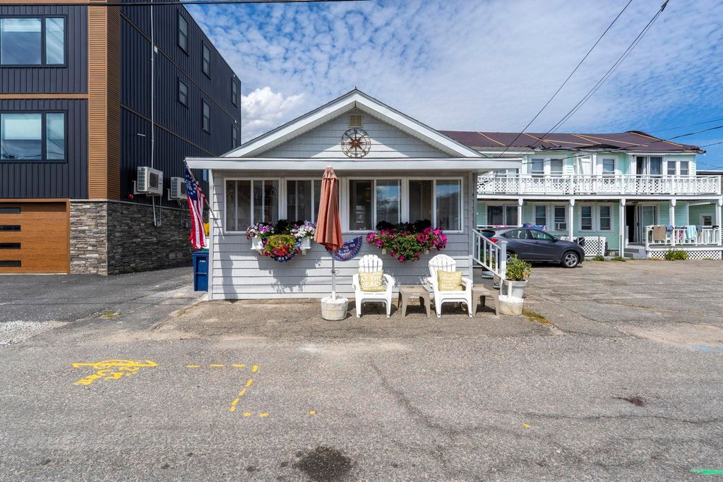 Image 4 of property listing at 14 Manchester St Unit 1, Hampton, NH 03842
