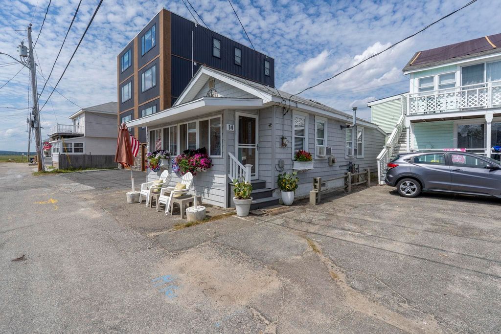 Image 5 of property listing at 14 Manchester St Unit 1, Hampton, NH 03842