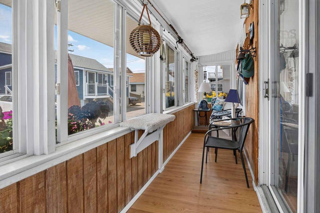 Image 7 of property listing at 14 Manchester St Unit 1, Hampton, NH 03842