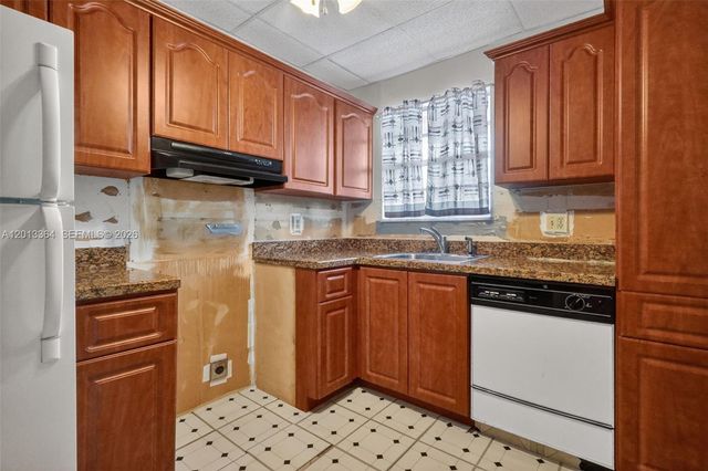 2040 NW 81st Avenue 122, Pembroke Pines, FL 33024