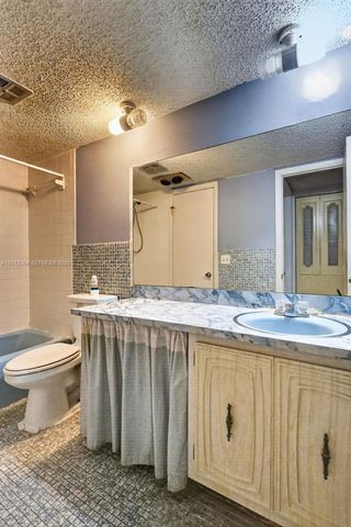 2040 NW 81st Avenue 122, Pembroke Pines, FL 33024