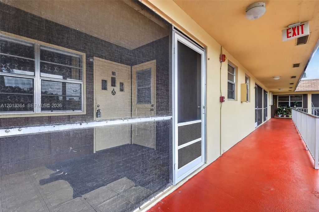 2040 NW 81st Avenue 122, Pembroke Pines, FL 33024