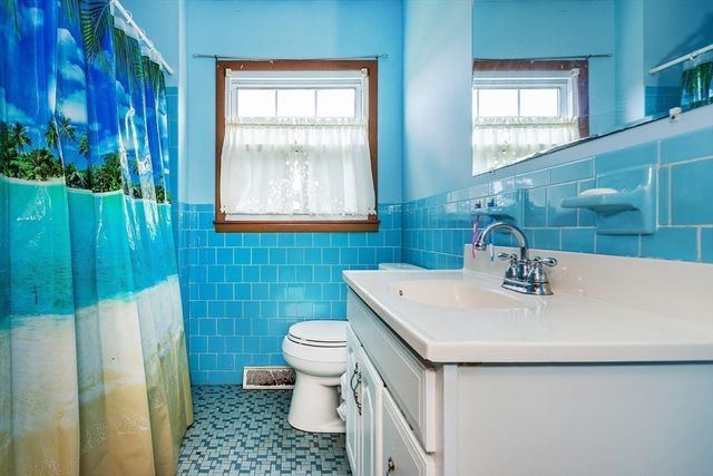 74 Brookhaven Dr, East Providence, RI 02914