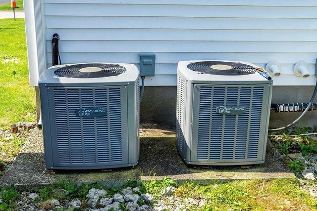 74 Brookhaven Dr, East Providence, RI 02914