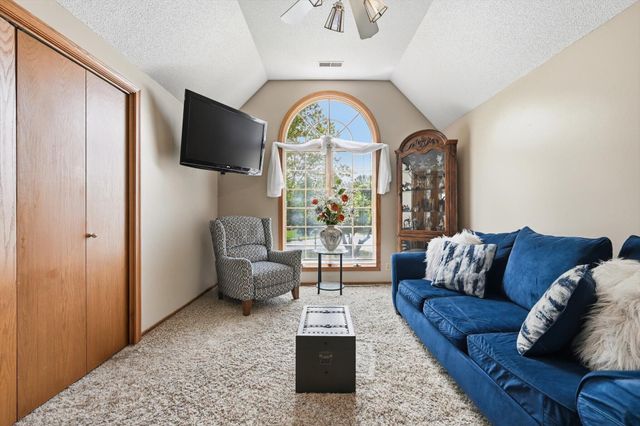 200 FOREST GLEN Drive, Council Bluffs, IA 51503