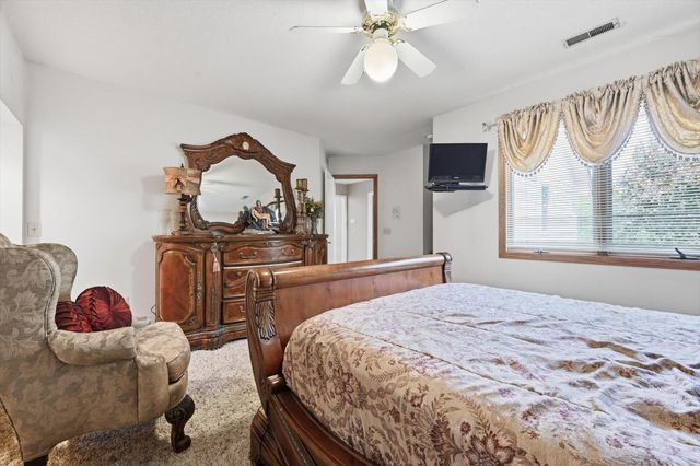 200 FOREST GLEN Drive, Council Bluffs, IA 51503