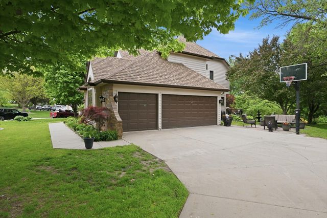 200 FOREST GLEN Drive, Council Bluffs, IA 51503