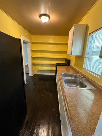 307 E LAMBERT ST A, San Antonio, TX 78204