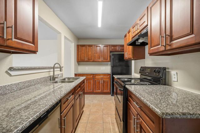 319 S 6th Street, La Porte, TX 77571