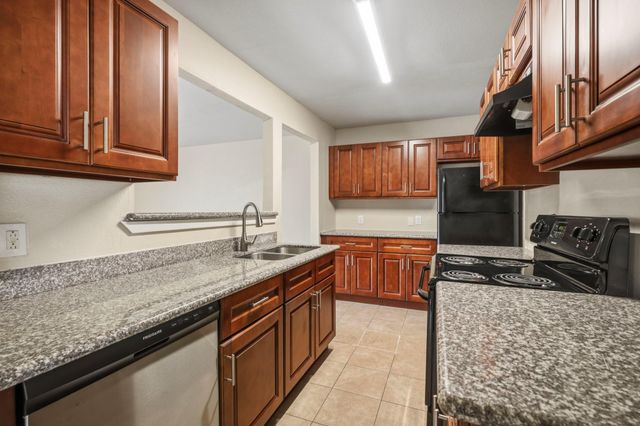 319 S 6th Street, La Porte, TX 77571