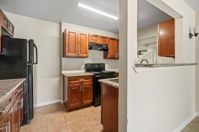 319 S 6th Street, La Porte, TX 77571