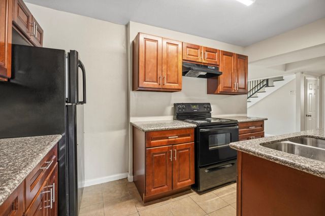 319 S 6th Street, La Porte, TX 77571
