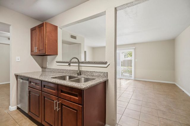 319 S 6th Street, La Porte, TX 77571