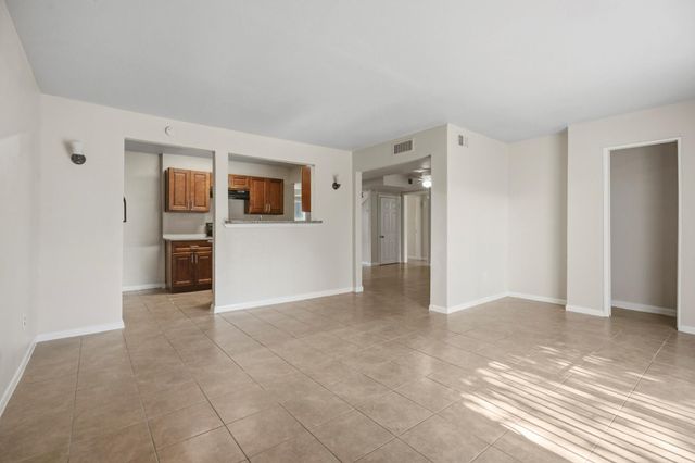 319 S 6th Street, La Porte, TX 77571