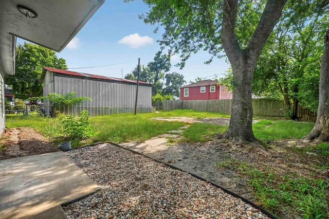319 S 6th Street, La Porte, TX 77571