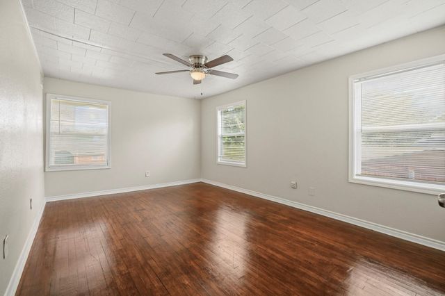 319 S 6th Street, La Porte, TX 77571