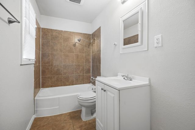 319 S 6th Street, La Porte, TX 77571