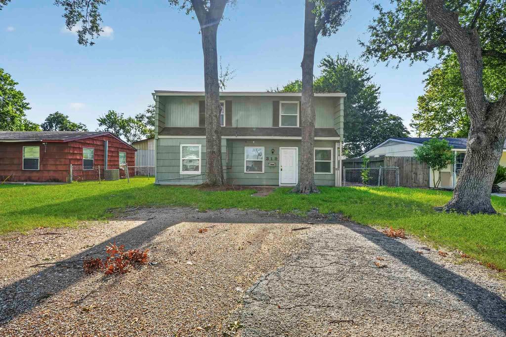 319 S 6th Street, La Porte, TX 77571