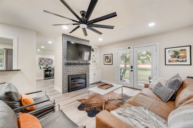 61 One Main Place, Benbrook, TX 76126