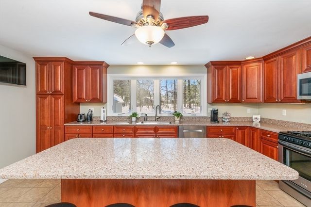 13 Wing Ter, Burlington, MA 01803