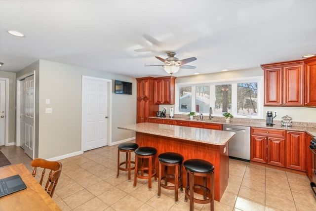 13 Wing Ter, Burlington, MA 01803