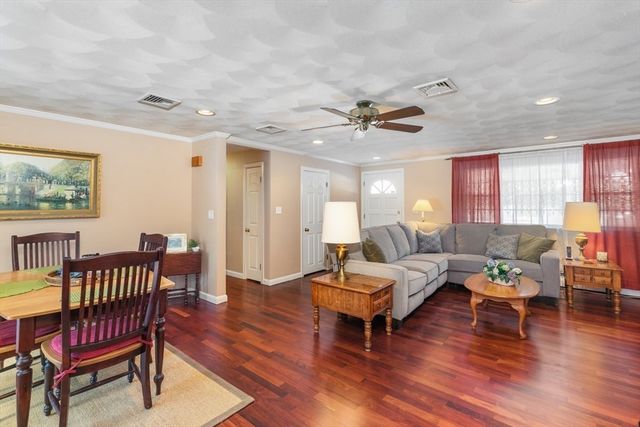 13 Wing Ter, Burlington, MA 01803