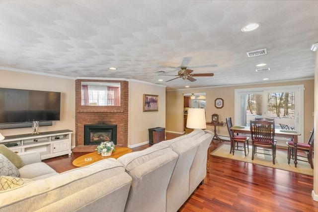 13 Wing Ter, Burlington, MA 01803