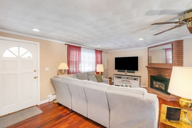 13 Wing Ter, Burlington, MA 01803