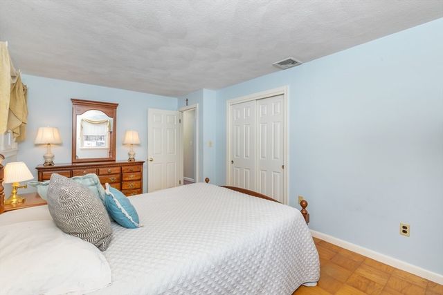 13 Wing Ter, Burlington, MA 01803