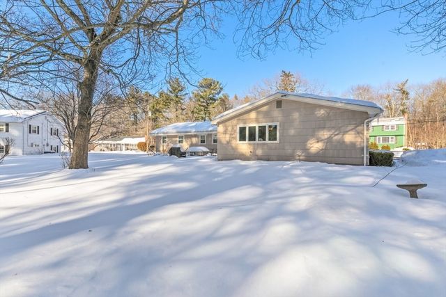 13 Wing Ter, Burlington, MA 01803