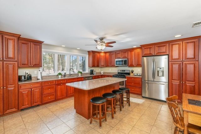 13 Wing Ter, Burlington, MA 01803